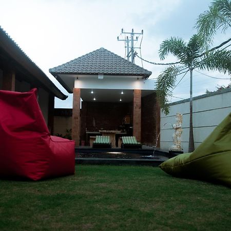Aghasvina Guest House Canggu エクステリア 写真